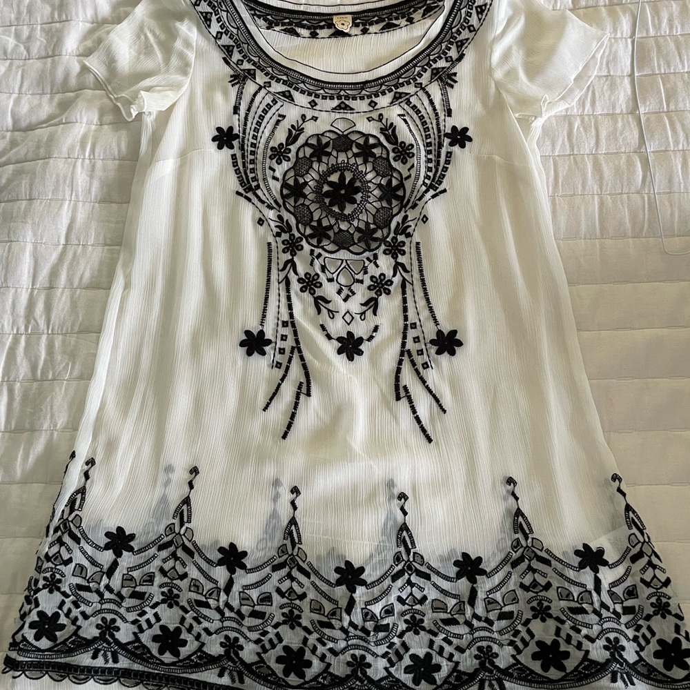 FARM Rio beautiful embroidered dress